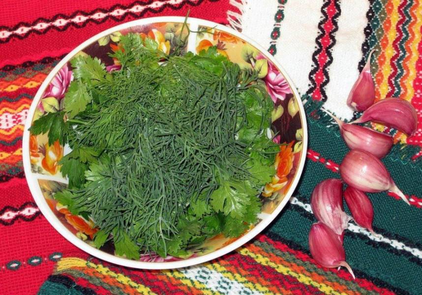 Со всей зелени срывам листья (стебли нам не понадобятся), чеснок разделяем на дольки, но не очищаем его.