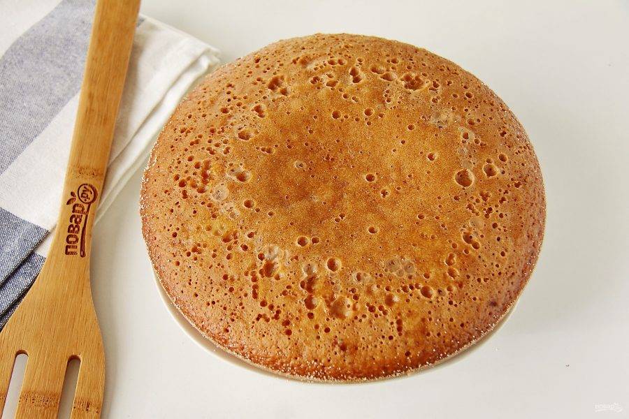 Готовый пирог выложите на блюдо, дайте остыть, после чего украсьте по желанию сахарной пудрой и подавайте к столу.