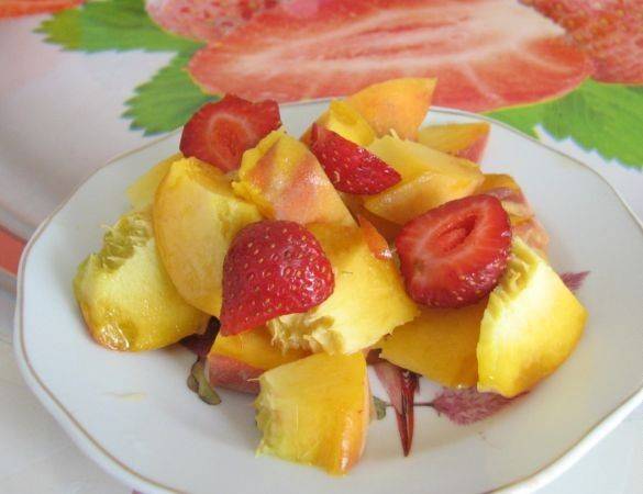 Моем ягоды и фрукты. Удаляем косточку у персика, грушу очищаем от кожуры и сердцевины. Нарезаем все ингредиенты на небольшие кусочки.