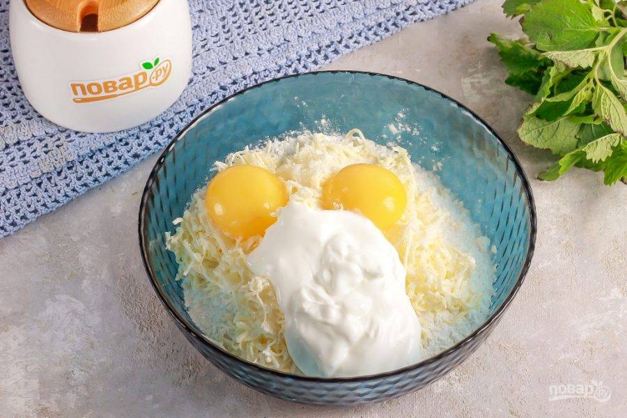 Разбейте куриные яйца и отделите белки от желтков. Проследите, чтобы в белки не попала даже капля желтка, иначе они не взобьются. Желтки, сметану любой жирности и ванильный сахар добавьте в емкость к маслу и муке.