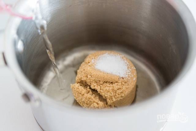 1. Итак, в сотейнике соедините сахар и соль. Поставьте ингредиенты на медленный огонь.