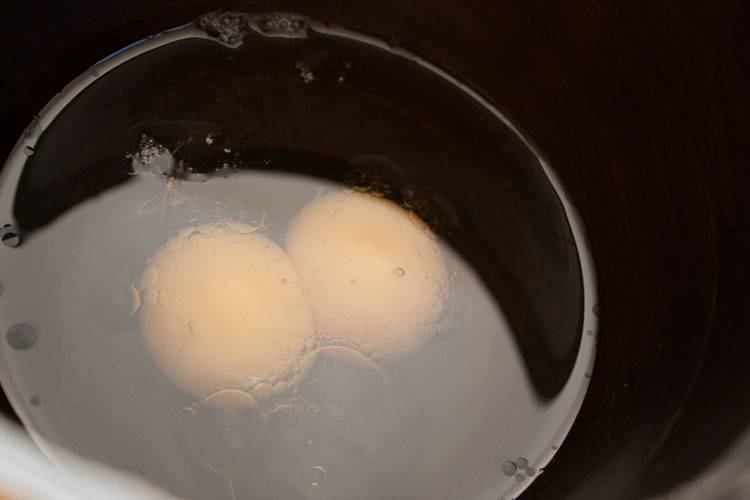 Берём миску, наливаем минеральную воду и разбиваем яйца.