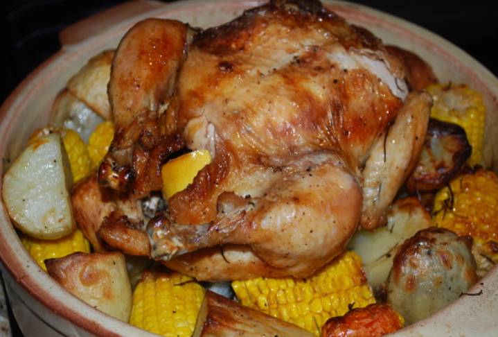 Размещаем курицу сверху, на овощах (грудкой вниз). Запекаем блюдо в духовке 60-80 минут. Через 45-50 минут нужно аккуратно перевернуть курицу для равномерного запекания. Приятного аппетита!