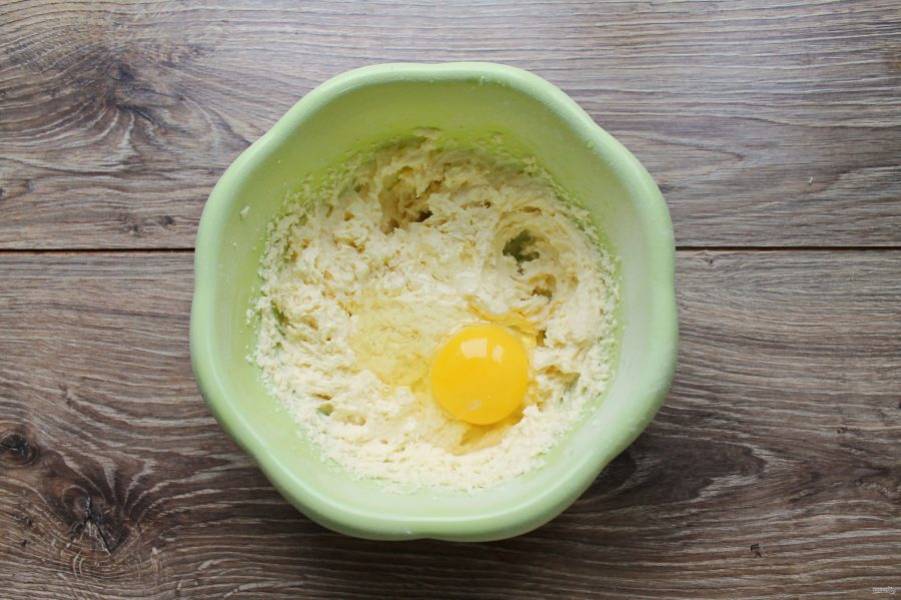Разбейте в миску с взбитой массой яйцо и взбейте до пышности.