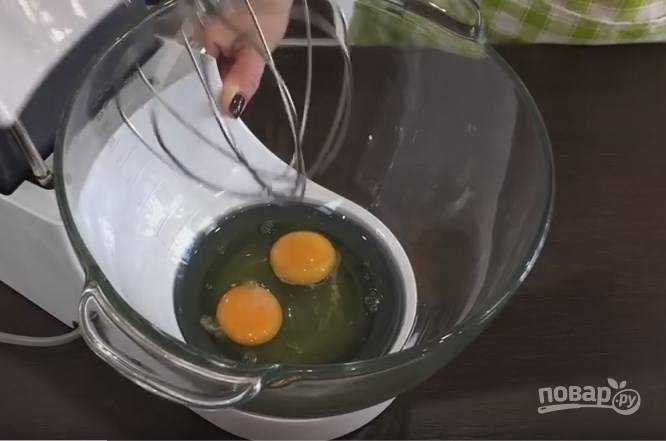 1. Взбейте 2 яйца до густой пены. Затем добавьте 1 стакан сахара, взбивайте еще 4-5 минут.