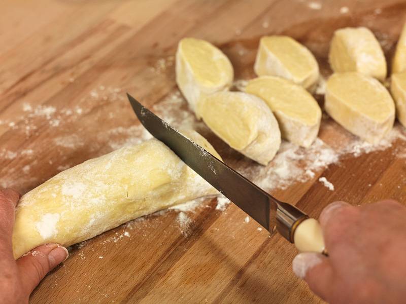 3. Скатать тесто небольшим рулетом и нарезать кусочками одинакового размера. Если используете готовое тесто, то его нужно совсем немного раскатать. 