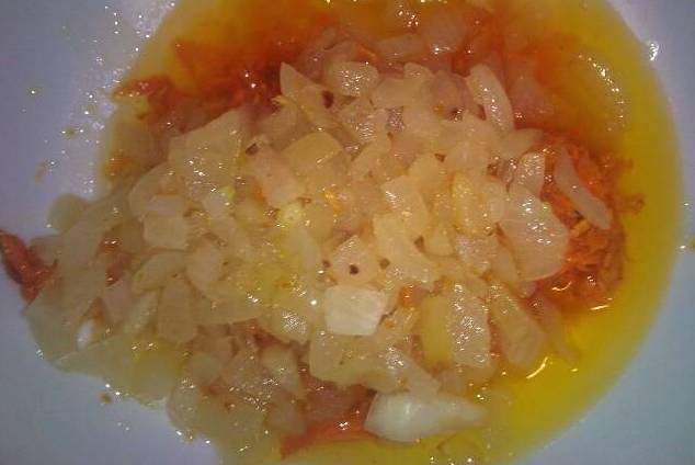 3. Оставшуюся морковку и лук обжарим на топленом сале и отправим в суп вместе с остатками жира. Пусть закипит. 