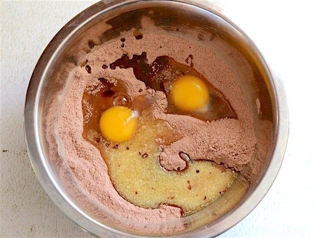 2.	Добавьте в миску к мучной смеси 2 яйца, ванильный экстракт, 4 столовые ложки растопленного сливочного масла.