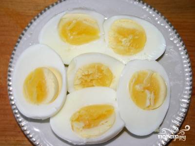 1. Варим яйца вкрутую. Разрезаем их пополам.