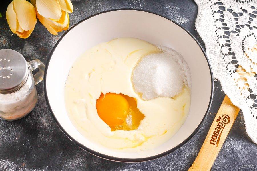 Растопите сливочное масло или замените его качественным маргарином. Вбейте в емкость с маслом куриное яйцо, всыпьте сахар и соль. Аккуратно взбейте.