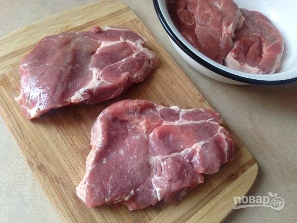 1. Мясо необходимо вымыть, обсушить и разрезать на куски толщиной примерно 1.5 см.