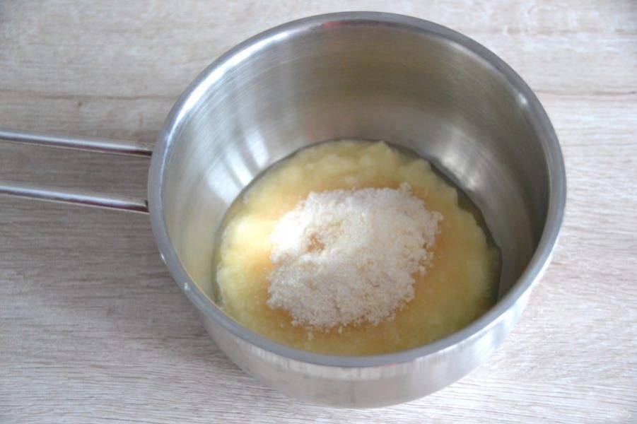 Выложите в сотейник ананасовое пюре, всыпьте смесь сахара с пектином, поставьте на средний огонь.