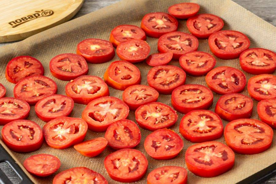 Разложите помидоры в один слой на противень. Подсолите. Сушите в духовке 7-10 часов при температуре 90 градусов. Здесь все зависит от сорта и размера томатов. Дверцу духовки немного приоткройте, чтобы выходила влага.