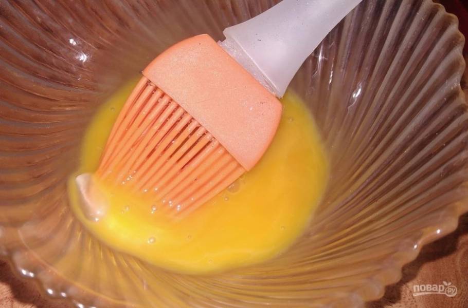 7. Отделит желток от яйца, желтком смажьте поверхность пирожков.