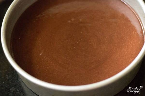 1. Сделаем тесто: смешаем сначала муку, какао, соду и сахар. Затем вливаем сгущенку, добавляем масло и воду, перемешаем тщательно. 