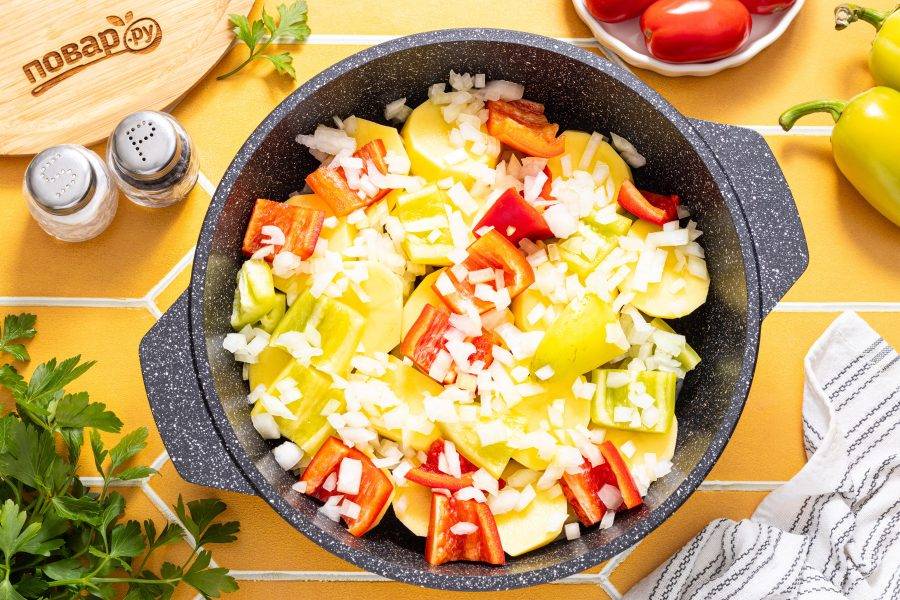 Репчатый лук нарежьте на мелкие кубики.