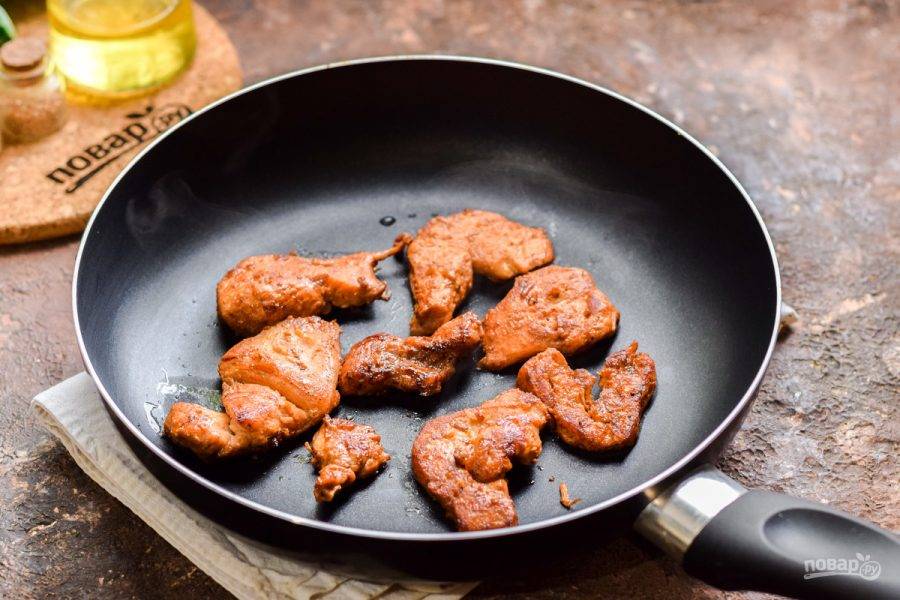 После прогрейте сковороду, смажьте слегка маслом и поджарьте кусочки курицы с каждой стороны по 3 минуты.