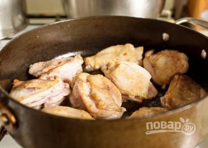 Куриное бедро разрезаем на две части. Разогреваем сковороду с растительным маслом и обжариваем с обеих сторон бедра до золотой корочки. И убираем мясо на тарелку.