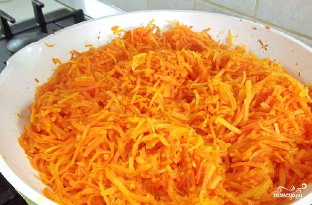 2. Пока пропитывается филе, помойте и очистите морковь. Натрите ее на крупной терке и поставьте тушиться на сковородке. 