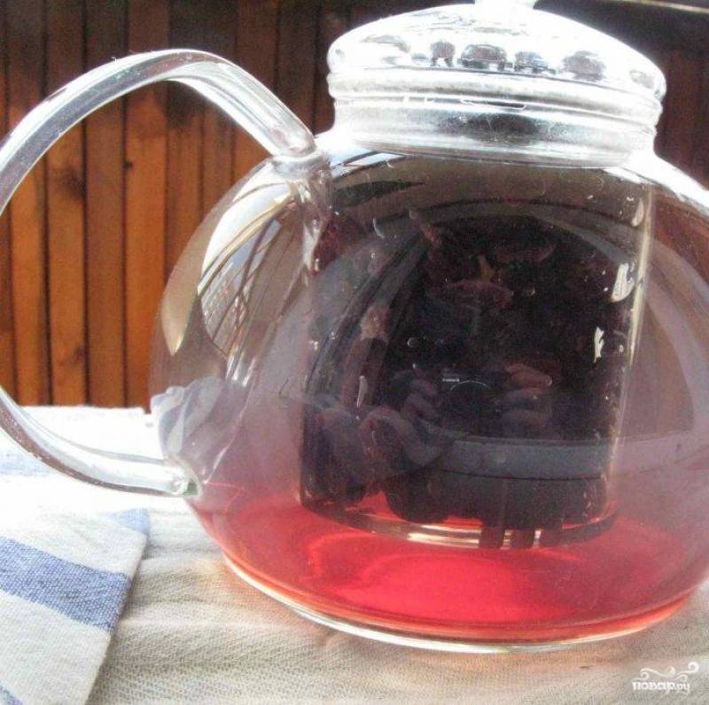 Кладем промытый изюм в заварочный чайник. Заливаем кипяченой водой.