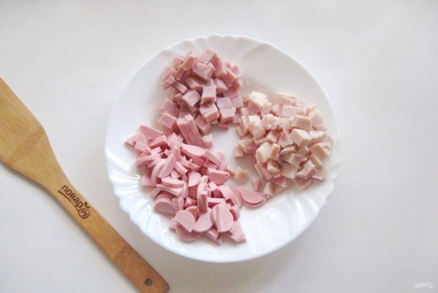 Нарежьте сосиски, куриную ветчину и свиной окорок.