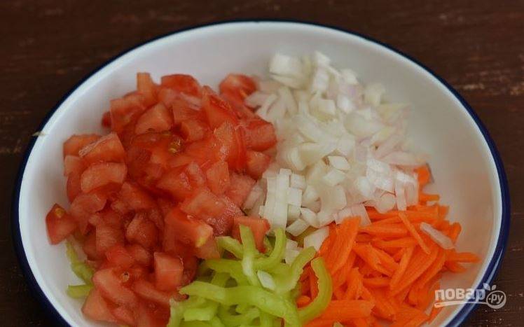 Лук и морковь очистите. Вымойте их вместе с перцем и помидорами. Нарежьте все овощи на кусочки. Можно нарезать соломкой. 