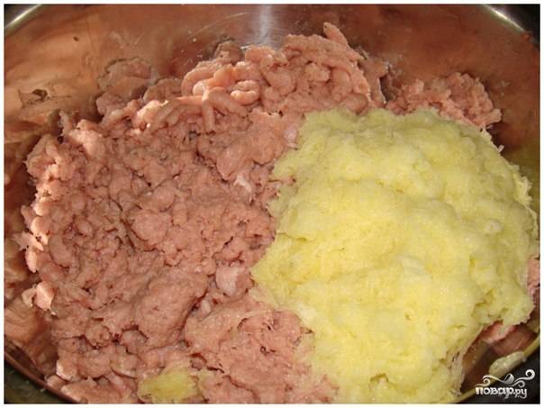 2. Картофель вымыть, почистить и также пропустить через мясорубку или натереть на терке.
