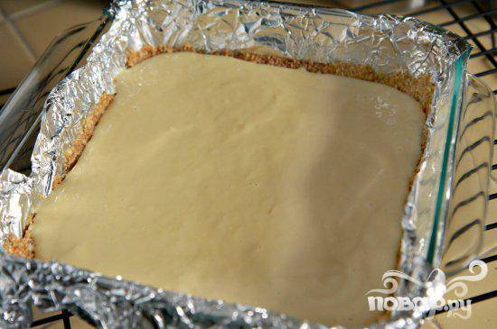 5. Вылить начинку поверх охлажденного пирога, осторожно распространяя до краев. 
Запекать около 15 минут. 