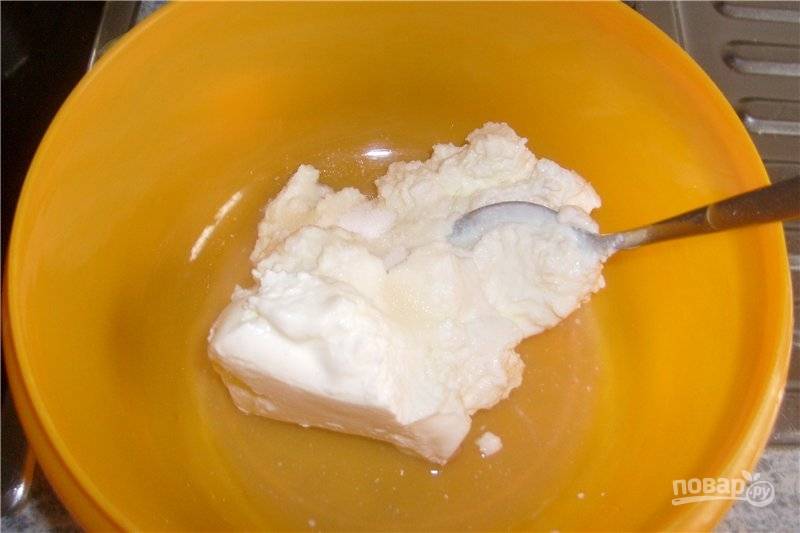 Пока молоко греется, смешайте творог с заменителем сахара, добавьте ванилин и взбейте в блендере до кремообразного состояния. Затем добавьте сок половины лимона и снова взбейте. 