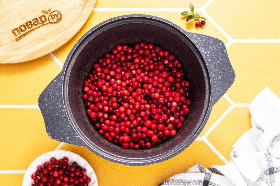 Переложите в кастрюлю с толстым дном и влейте воду.