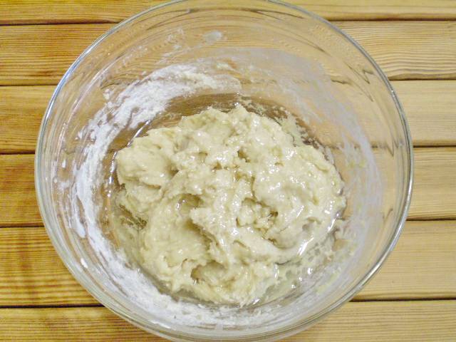 4. Вливаем масло рафинированное, перемешиваем тесто, пока оно не станет однородным, досыпаем еще половину стакана муки и замешиваем тесто.