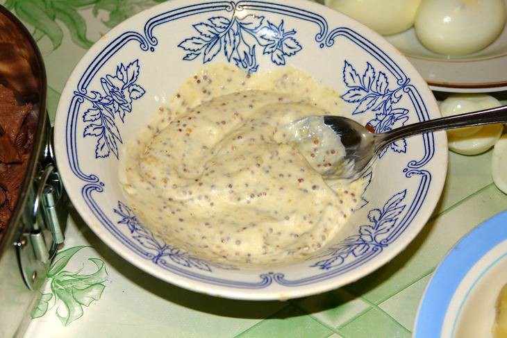 2. В отдельной мисочке смешать горчицу с зернами и майонез (можно заменить сметаной). Готовым соусом смазать язык.