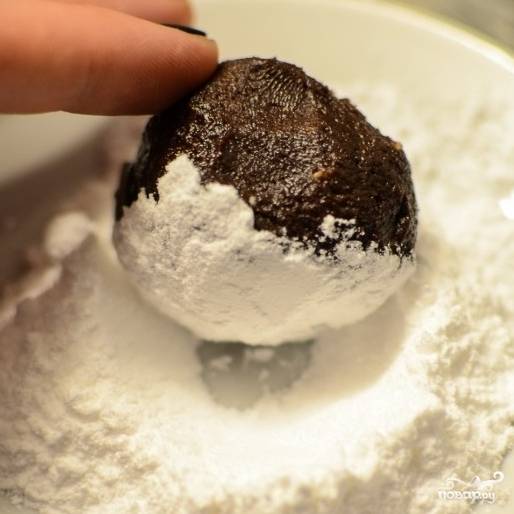 8. Из готового теста с кусочками шоколада слепите шарики равной величины. Обваляйте их в сахарной пудре (необязательно). 