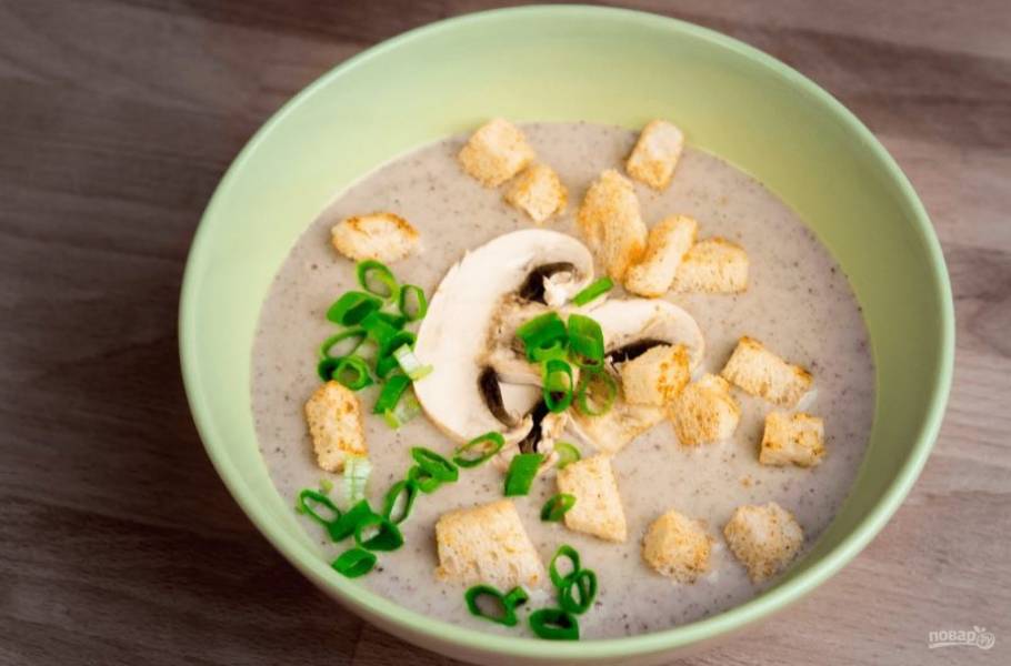 6. Подавайте суп подогретым, украсив грибами и гренками. Приятного аппетита!