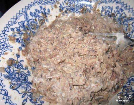 Баночку консервированной сайры откупорьте и аккуратно слейте из нее лишнюю жидкость. Рыбу достаньте из баночки и выложите в пиалку. Затем разомните ее вилкой, чтоб не осталось больших кусков.