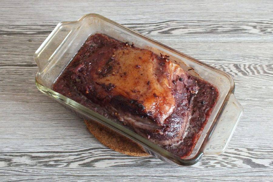 Через 20 минут достаньте мясо из духовки и полейте сверху маринадом с вином. Верните в духовку, установите температуру на 170 градусов. Запекайте еще 40 минут.