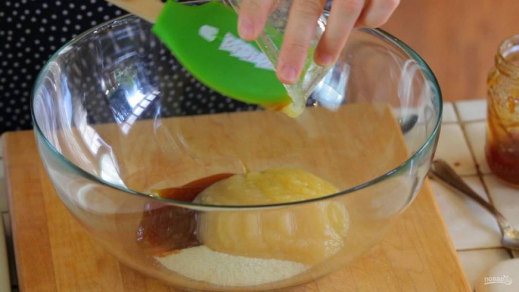 3. В другой посуде перемешайте вместе мёд, сахар, пюре и йогурт.