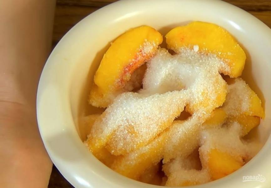 2. Отправьте персики в морозилку на 1,5-2 часа, чтобы фрукты полностью замерзли. Замерзшие персики переместите в чашу блендера, добавьте к ним сахар и смешайте блендером до состояния пюре. 