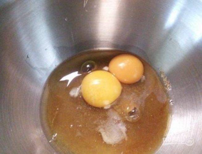 1. Для начала нужно на слабом огне растопить сливочное масло.  Не кипятите его! Затем в отдельной посуде взбейте яйца с солью и сахаром.