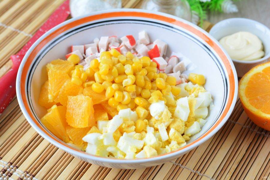 Слейте маринад с кукурузы, отправьте зерна в салат.