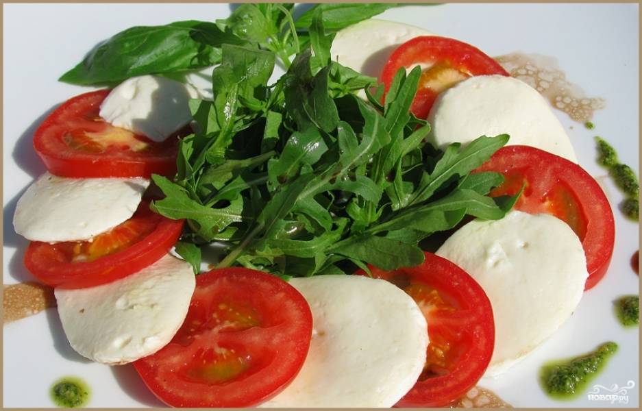 Рецепт: Салат с моцареллой и помидорами