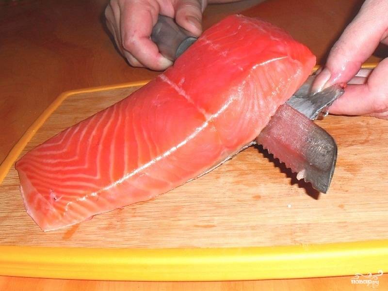 Пока тесто настаивается, приготовьте начинку для блинчиков.
Рыбу проверьте на наличие костей. Если они имеются, удалите. Очистите рыбу от кожи.