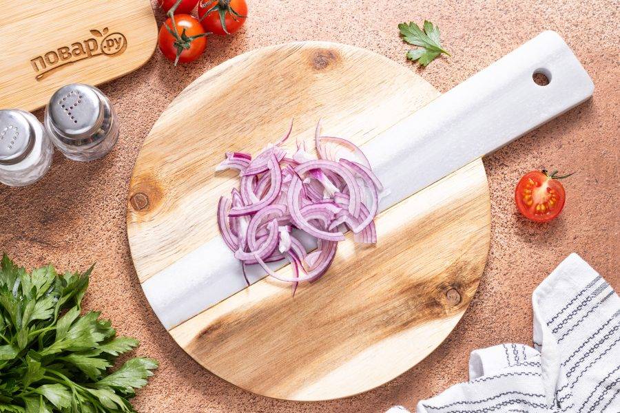 Репчатый лук нарежьте полукольцами. Я использую красный лук, но обычный репчатый подойдет даже лучше.