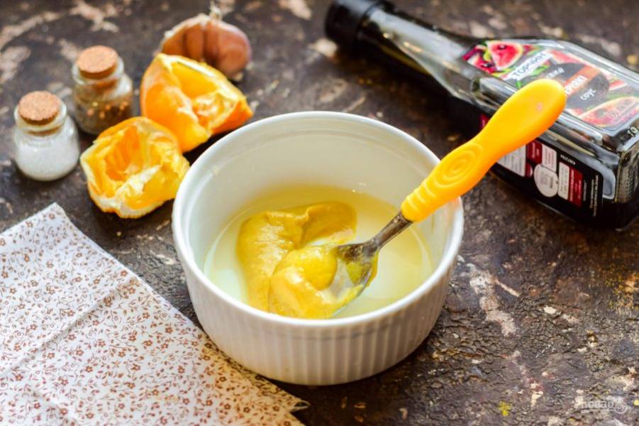 Апельсиновый сок перелейте в миску, добавьте к соку горчицу и мед.