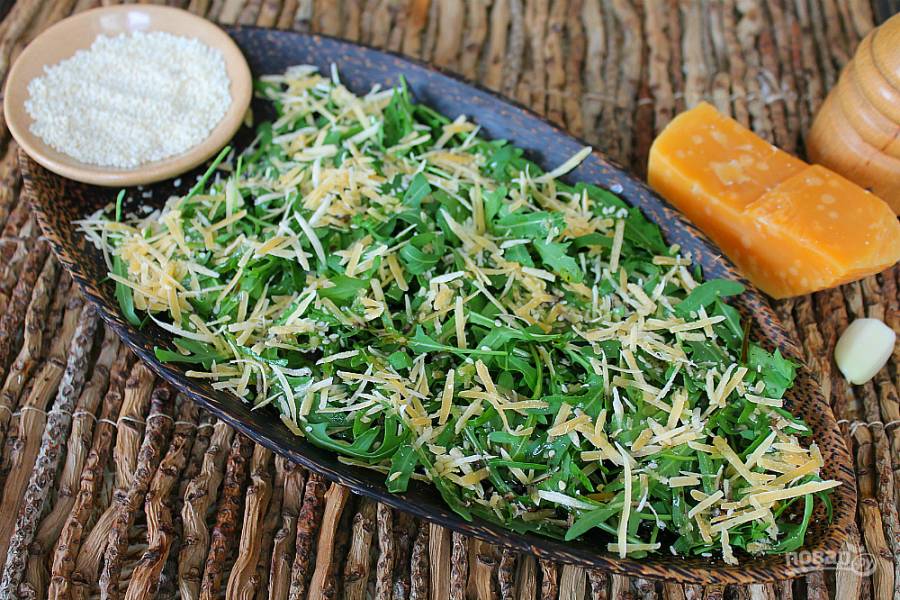 Витаминный салат с индейкой и руколой