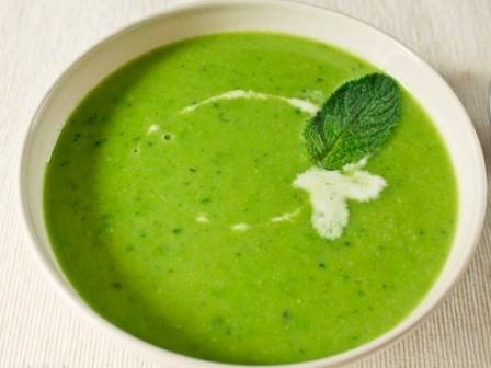 Украсим суп сливками и листиком зелени, к супу можно подать сухарики.