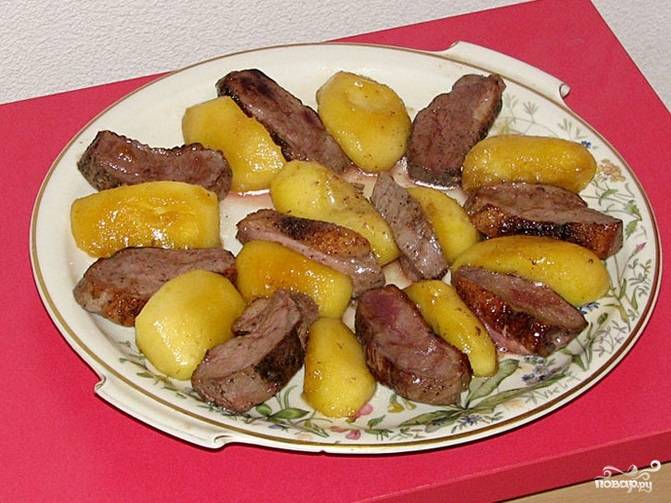 Утка с яблоками, картошкой и черносливом в духовке