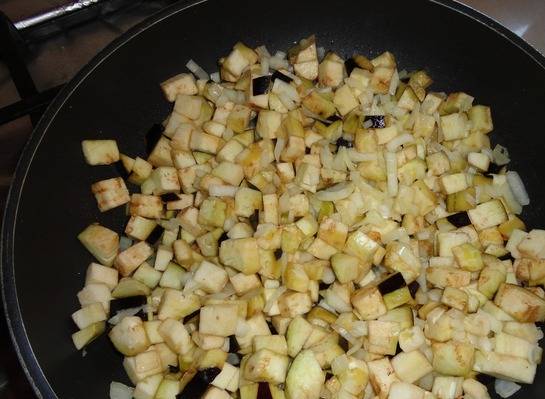 В сковороде нагреваем растительное масло и обжариваем лук и баклажаны.