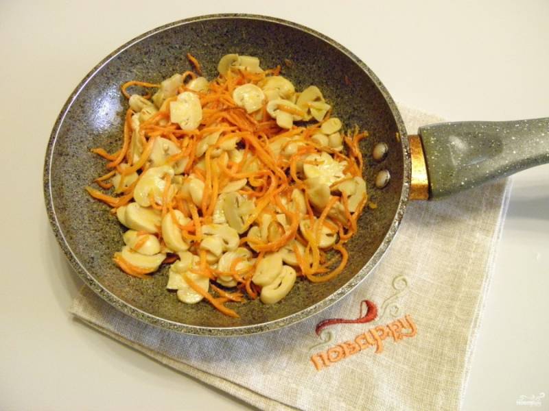 Добавьте грибы к почти готовой моркови, вместе обжарьте их на протяжении пары минут. Снимите с огня.