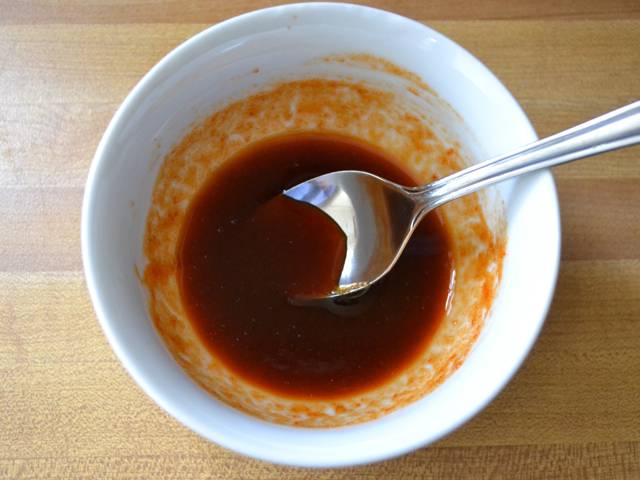 5. Последний этап - это приготовление соуса. В небольшой мисочке нужно соединить сахар, соевый соус и острый томатный соус. При желании можно добавить немного измельченных свежих помидоров без кожицы. Все как следует перемешать до однородности. 